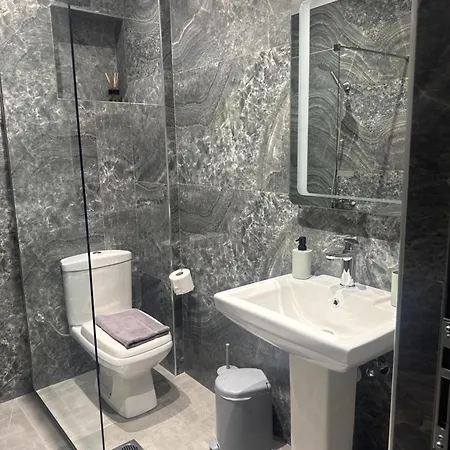 Apartment Eleon Qeparo