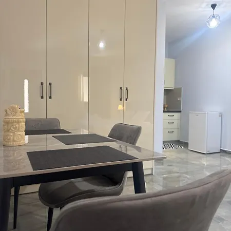 Eleon Apartment Qeparo